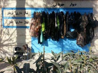 دیوار مهربانی در تایباد هم قد کشید دیوار مهربانی در تایباد هم قد کشید