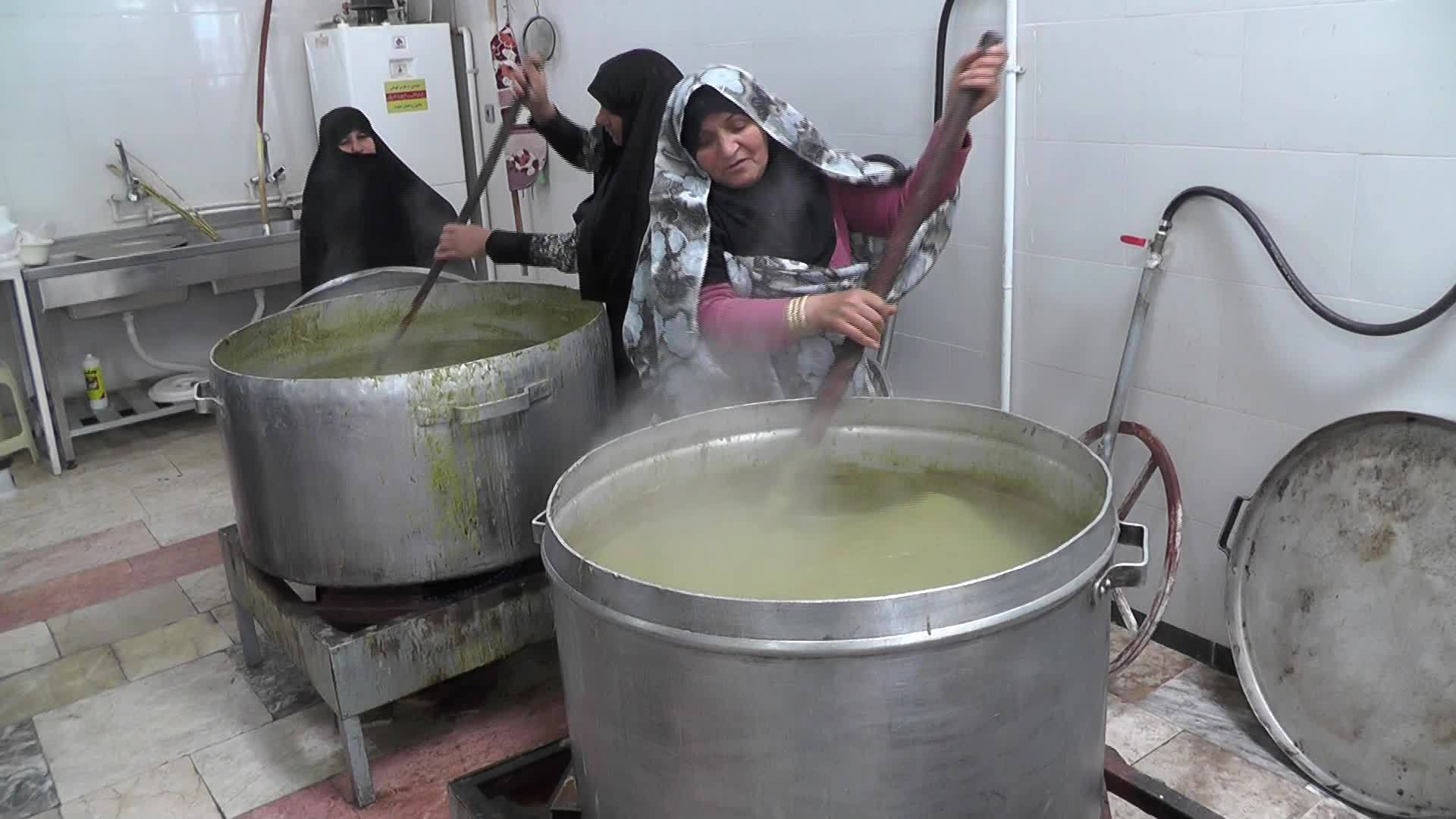 پخت آش نذری برای طلب باران در اسلامیه