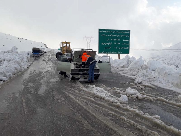 رهاسازی 43 خودرو گرفتار در برف در تاراز اندیکا