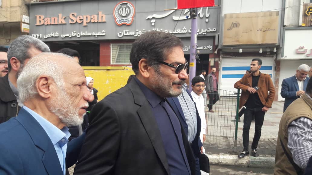 حضور دریابان شمخانی در جمع راهپیمایی کنندگان یوم الله 22 بهمن حضور دریابان شمخانی در جمع راهپیمایی کنندگان یوم الله 22 بهمن