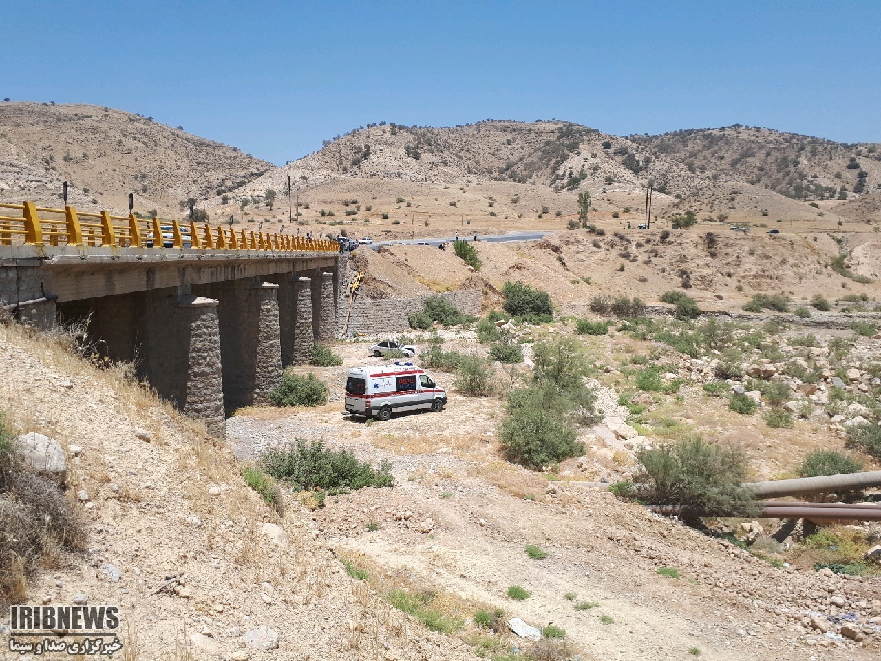 ۲ مصدوم در پی سقوط خودروی سواری به زیر پل لیراب