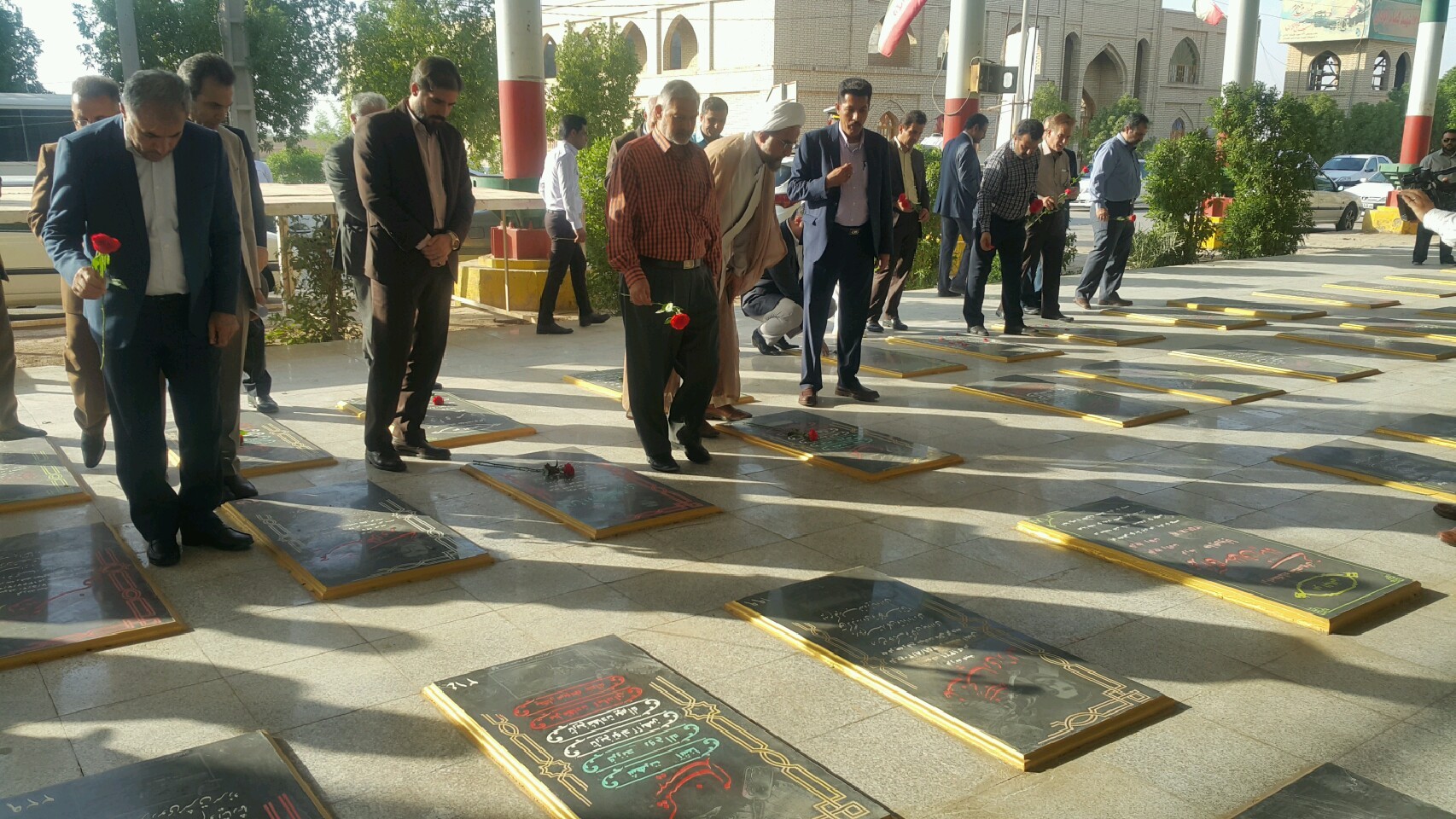 گلزار شهدای آبادان میزبان دولتی ها