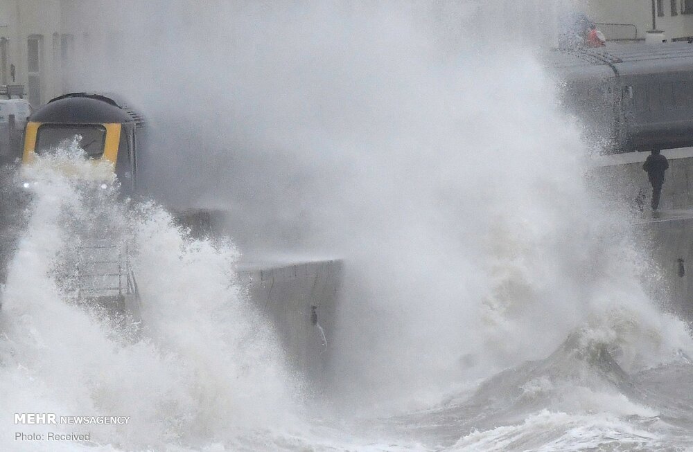 تصاویری از طوفان شدید در جنوب انگلیس تصاویری از طوفان شدید در جنوب انگلیس