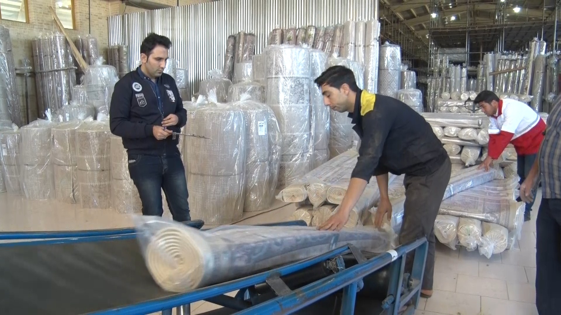 ارسال 300 تخته فرش از آران و بیدگل به مناطق سیل زده سیستان وبلوچستان ارسال 300 تخته فرش از آران و بیدگل به مناطق سیل زده سیستان وبلوچستان