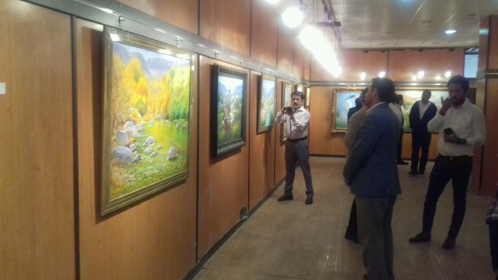 برپایی نمایشگاه نقاشی هنرمند هم استانی