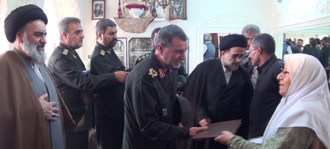 دیدار نماینده ولی فقیه و فرمانده سپاه بیت المقدس باخانواده جانبازان دیدار نماینده ولی فقیه و فرمانده سپاه بیت المقدس باخانواده جانبازان