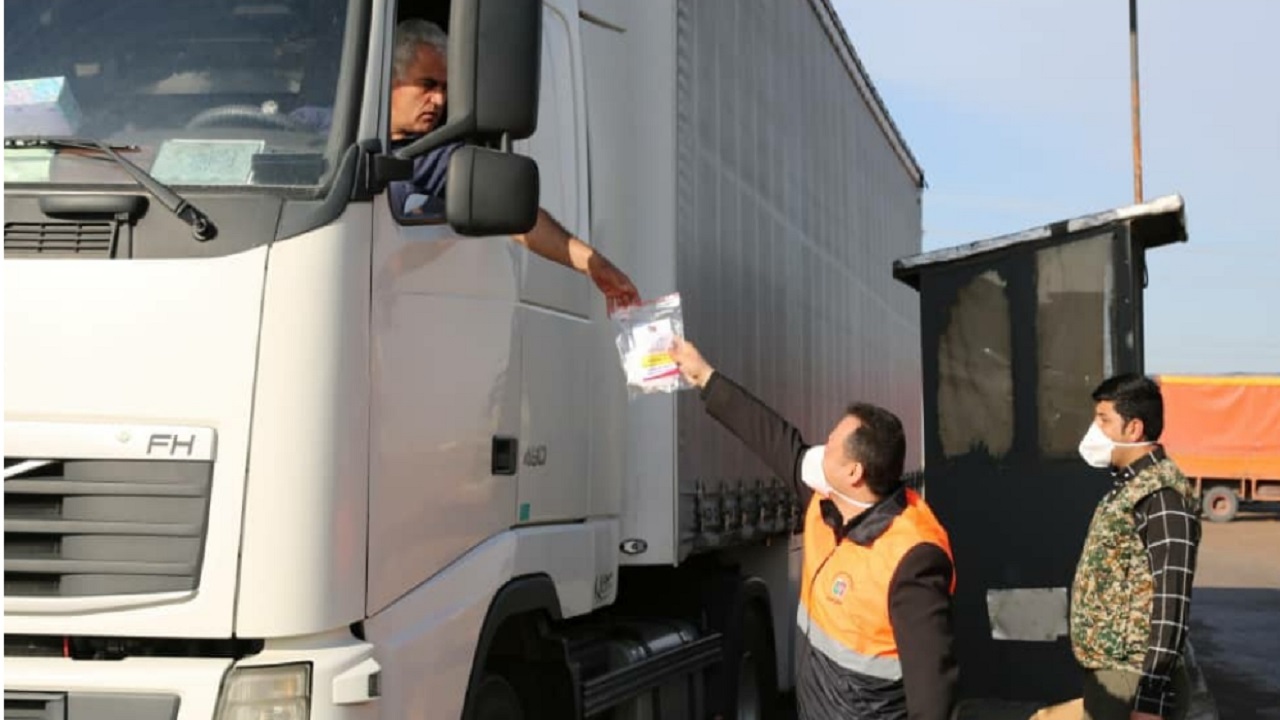 توزیع بسته‌های بهداشتی بین رانندگان پایانه بار قزوین