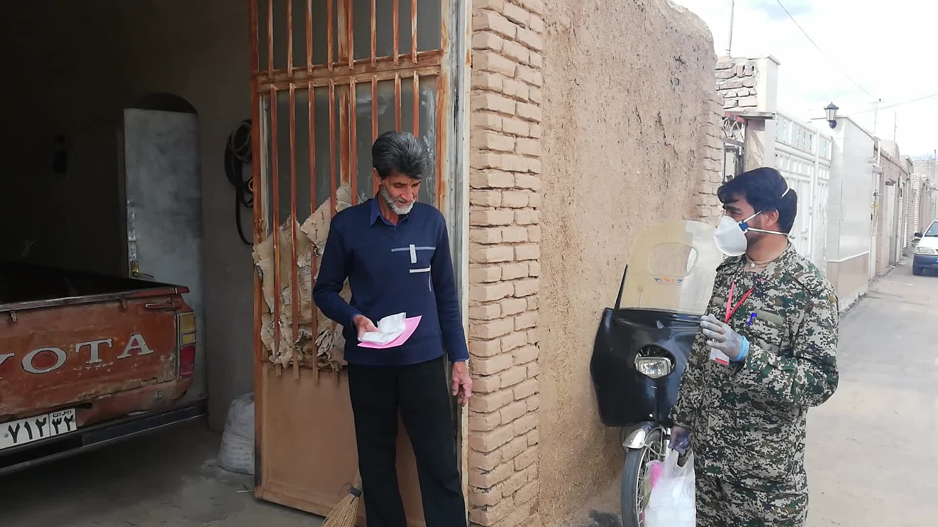 توزیع خانه به خانه پک بهداشتی رایگان در آیسک سرایان