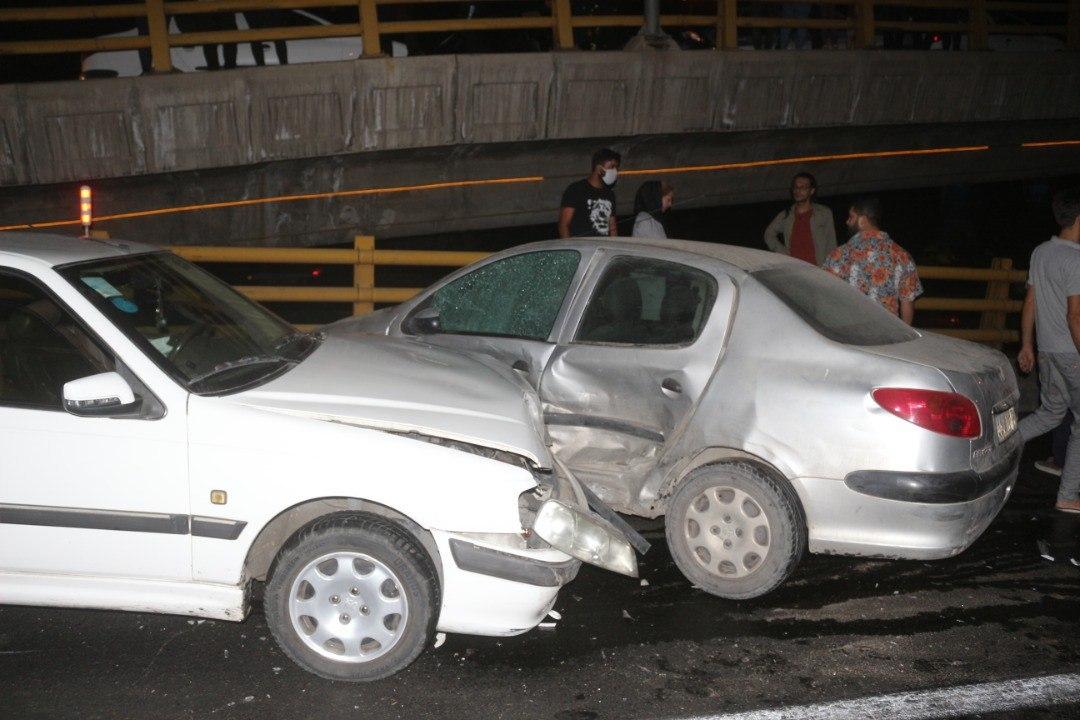 ریخته شدن ضایعات مرغ موجب تصادف ۱۴ دستگاه خودرو