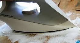 چطور اتو را با مواد ساده تمیز کنیم