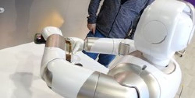 رباتی که برای خبرنگاران نوشیدنی سرو می‌کند