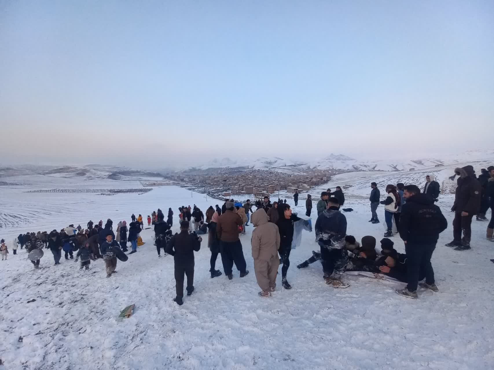  شادی و نشاط مردم مهاباد در زیبایی‌های طبیعت پس از بارشهای اخیر