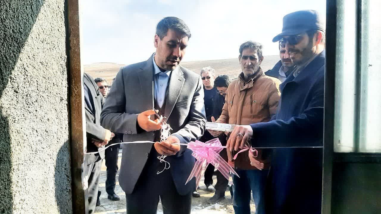 تلاش آتش نشانان برای اطفا حریق خانه باغ تلاش آتش نشانان برای اطفا حریق خانه باغ