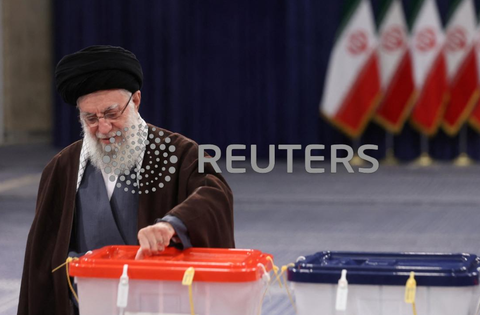 پخش زنده تصاویر حضور مقام معظم رهبری در پای صندوق رای