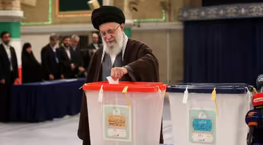 پخش زنده تصاویر حضور مقام معظم رهبری در پای صندوق رای