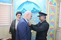 اهدا نشان آستان قدس رضوی خادم الرضا به استاندار خوزستان