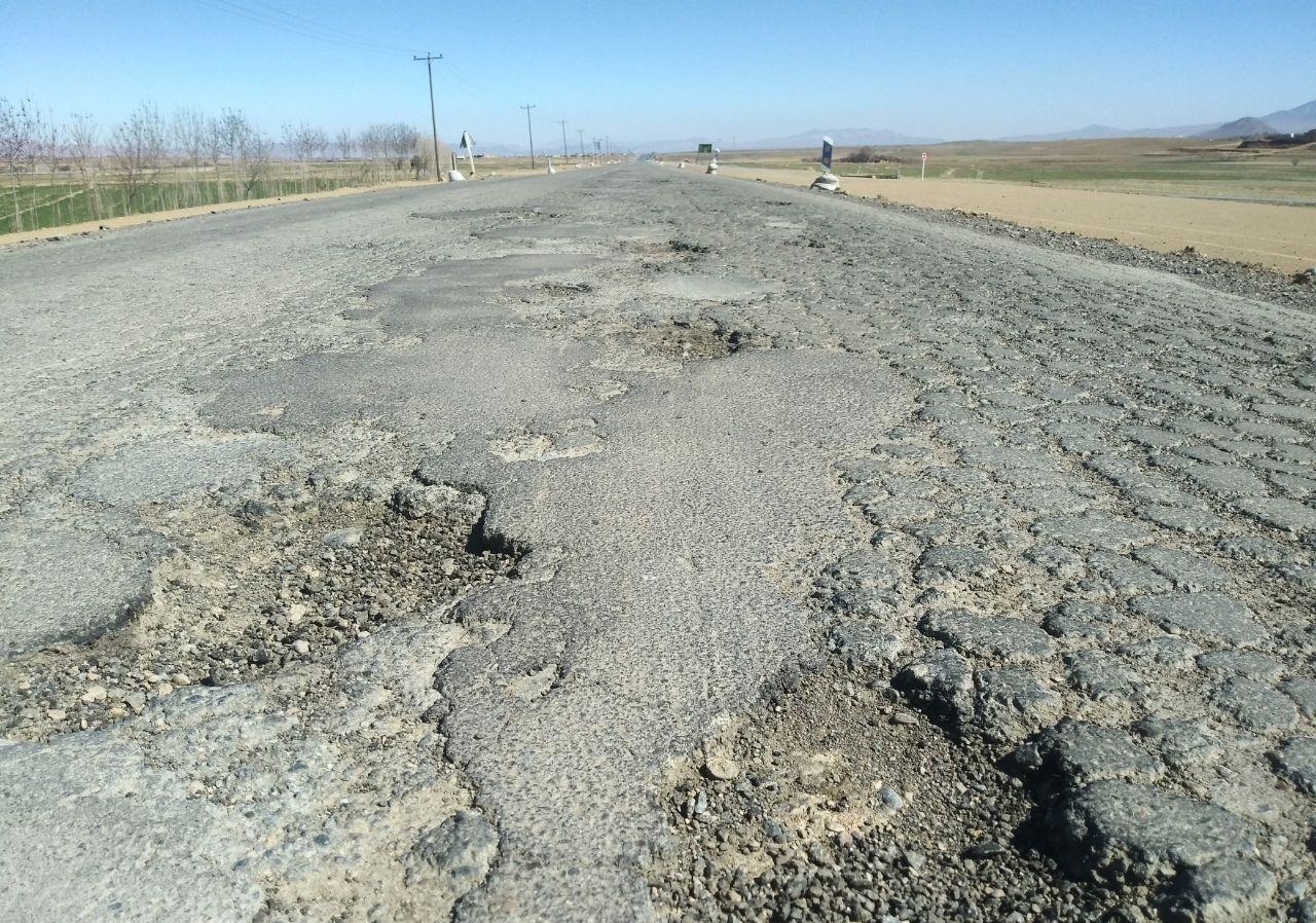 وضعيت نامناسب آسفالت جاده اصفهان به نایین وضعيت نامناسب آسفالت جاده اصفهان به نایین