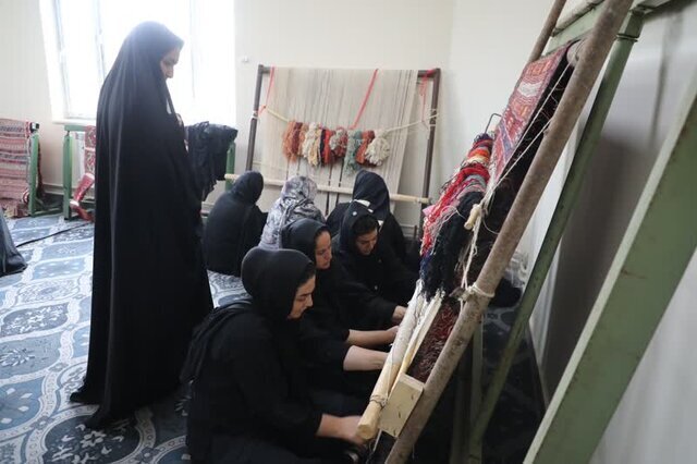 تولید سالانه بیش از ۲۰ هزار متر مربع ورنی در شهرستان اصلاندوز تولید سالانه بیش از ۲۰ هزار متر مربع ورنی در شهرستان اصلاندوز