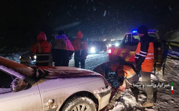 کمک راهداری آذربایجان‌ شرقی به ۳۹ خودرو گرفتار در برف