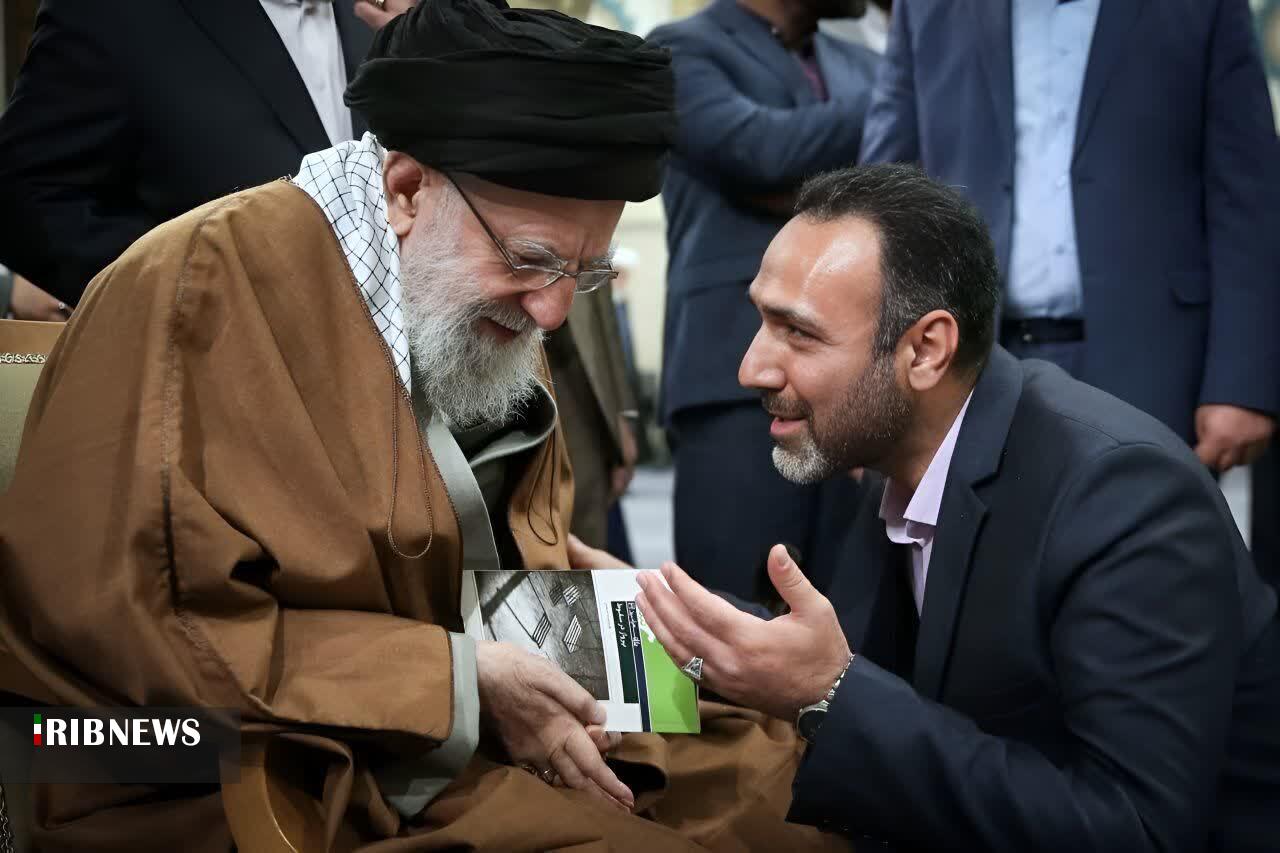 اهدای کتاب شاعر بروجردی به رهبر معظم انقلاب اسلامی اهدای کتاب شاعر بروجردی به رهبر معظم انقلاب اسلامی