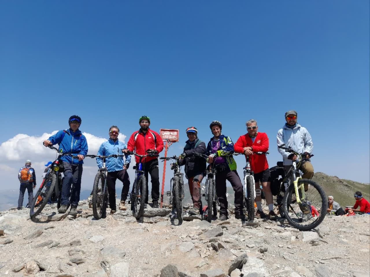 رکاب زنی ۲۸.۵ کیلومتری ۷ دوچرخه سوار تکابی و صعود به قله بلقیس این شهرستان رکاب زنی ۲۸.۵ کیلومتری ۷ دوچرخه سوار تکابی و صعود به قله بلقیس این شهرستان