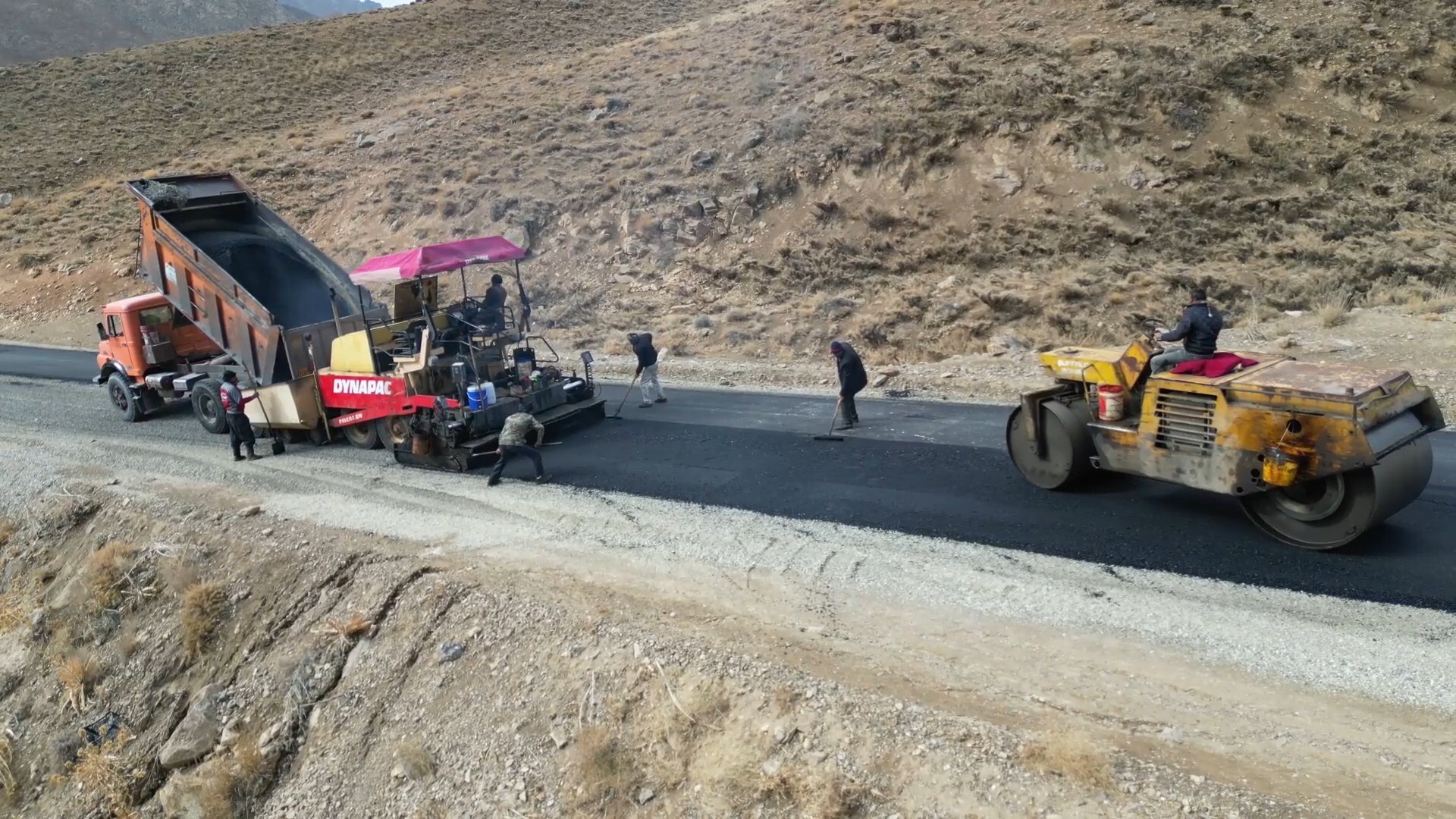 زیر سازی و آسفالت ۳ کیلومتر محور روستایی مغاندر بویین میاندشت به فریدونشهر