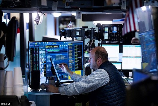 استیصال ترامپ در تعلیق ۹۰ روزه تعرفه بر دیگر کشورها استیصال ترامپ در تعلیق ۹۰ روزه تعرفه بر دیگر کشورها