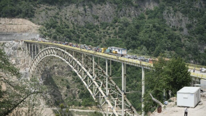 سازه صنعتی مرکزی، تسهیل‌گر دسترسی و آبگیری کامل سد گلورد