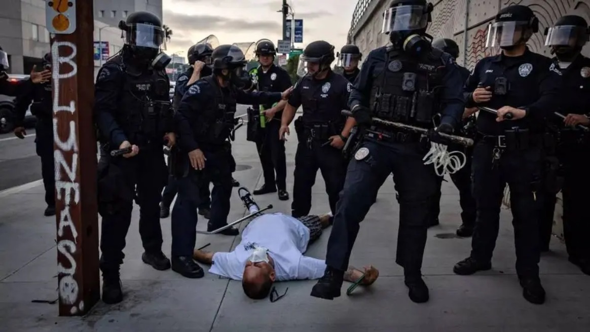 درگیری معترضان آمریکایی با پلیس لسآنجلس درگیری معترضان آمریکایی با پلیس لسآنجلس