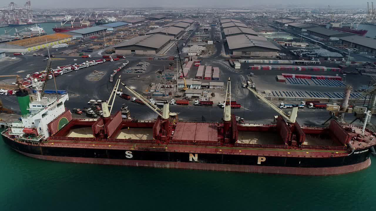 پهلوگیری کشتی حامل ۴۲ هزار تن روغن در بندر شهید رجایی پهلوگیری کشتی حامل ۴۲ هزار تن روغن در بندر شهید رجایی