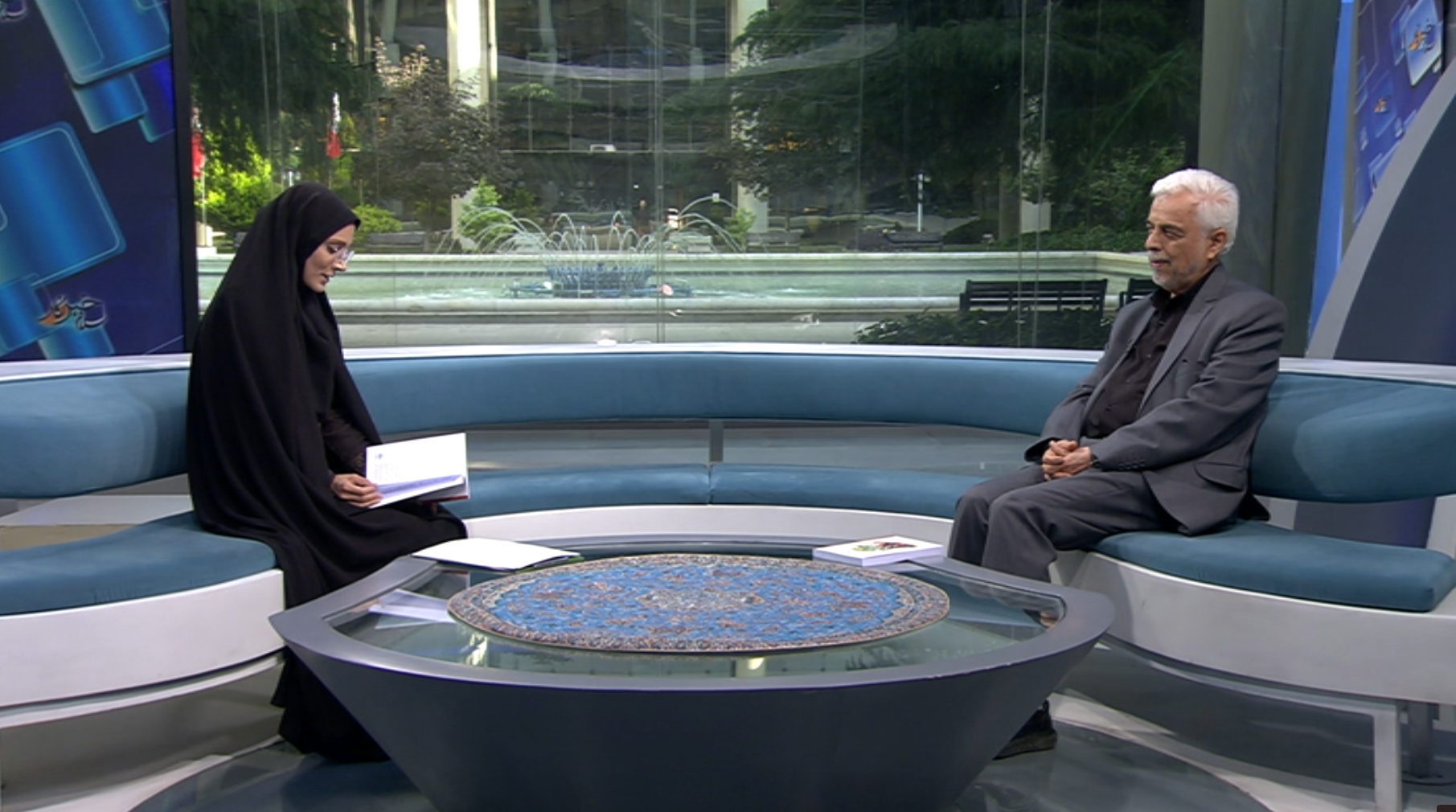 رونمایی از کتاب «خانواده در تندباد» رونمایی از کتاب «خانواده در تندباد»