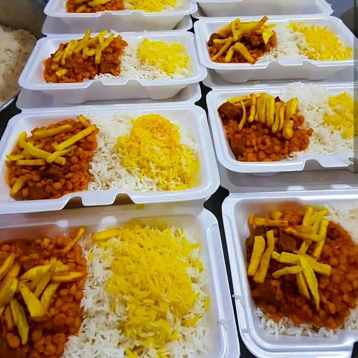 طبخ و توزیع ۵ هزار پرس غذای نذری بین عزاداران حسنی در فهرج