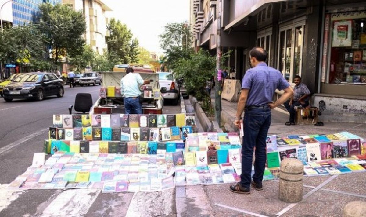 ساماندهی دستفروشان خیابان انقلاب و نوسازی مجسمههای پارک هنرمندان ساماندهی دستفروشان خیابان انقلاب و نوسازی مجسمههای پارک هنرمندان