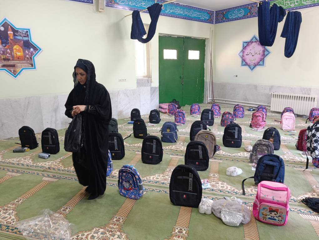 توزیع لباس و نوشت افزار بین دانش آموزان نیازمند در پاتاوه