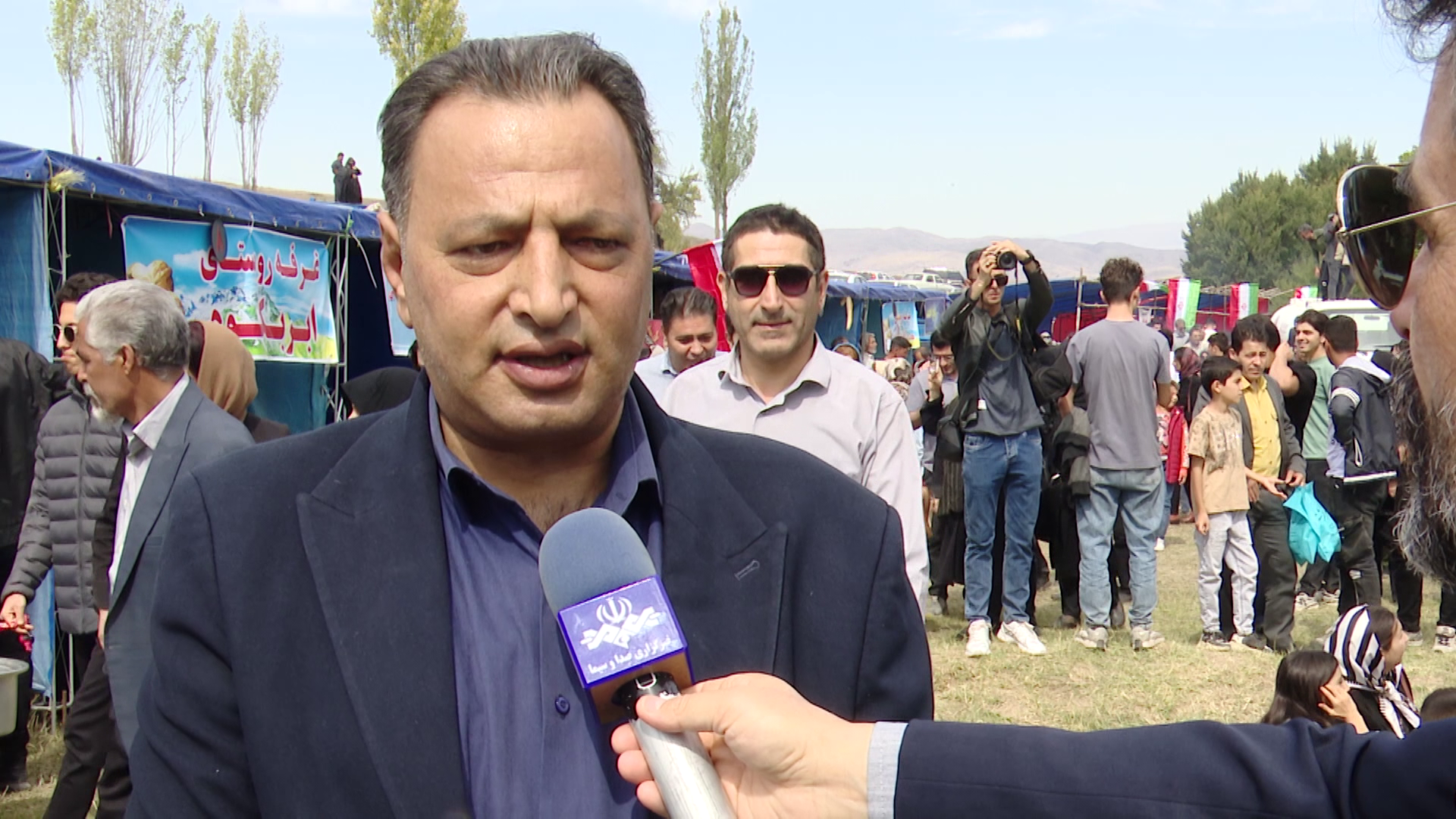 استقبال گردشگران از جشنواره طلای سبز در ثمرین استقبال گردشگران از جشنواره طلای سبز در ثمرین