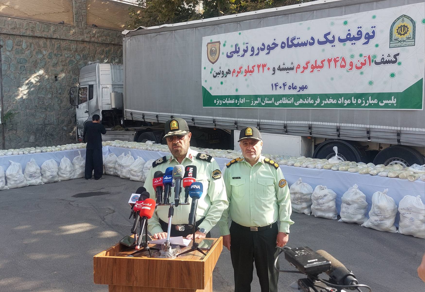 کشف یک تن مواد مخدر صنعتی از یک تریلی
