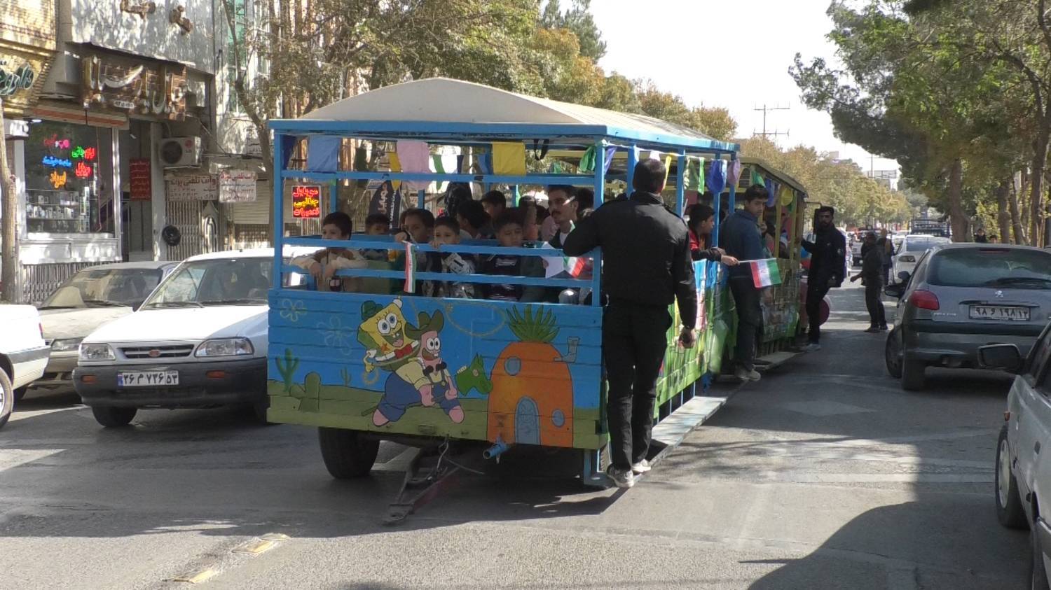 حرکت قطار شادی کودکان در خورزوق