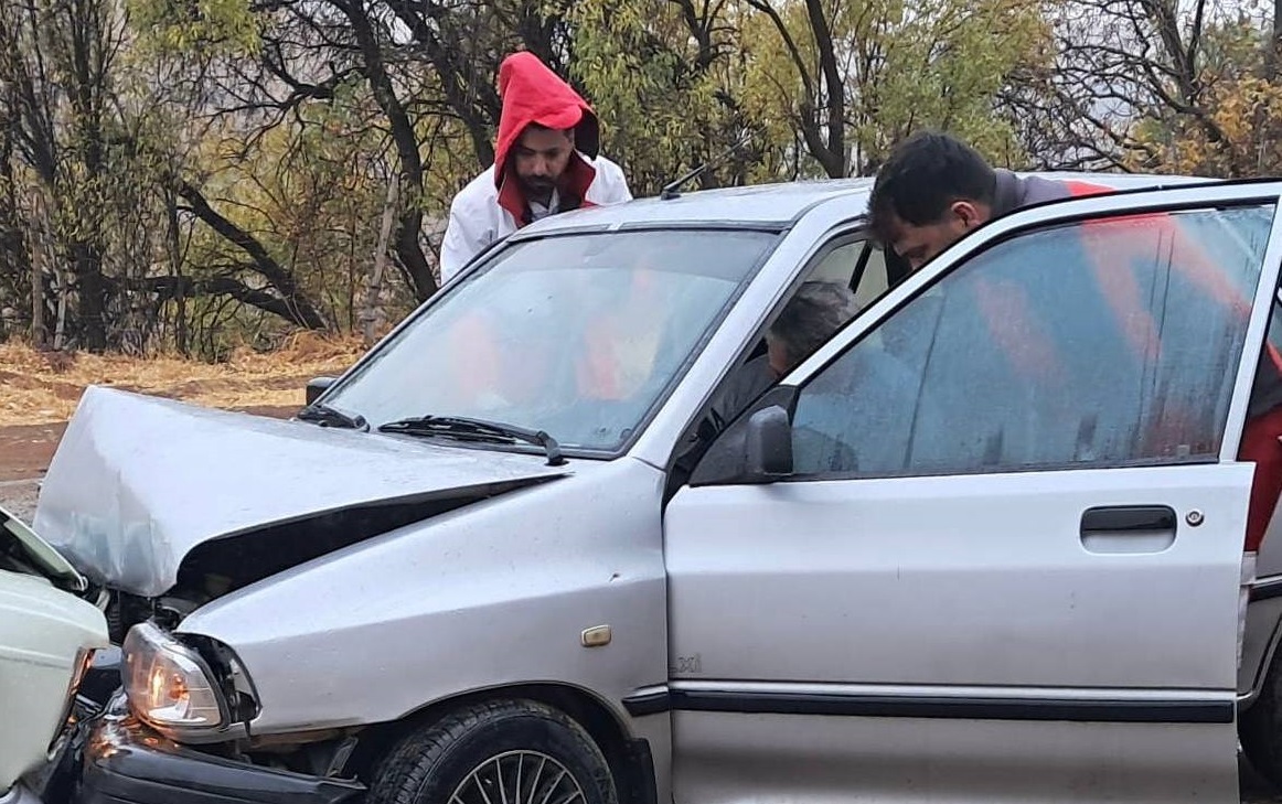 تصادف پراید و پیکان‌وانت در محور مهاباد–سردشت؛ ۲ نفر روانه بیمارستان شدند