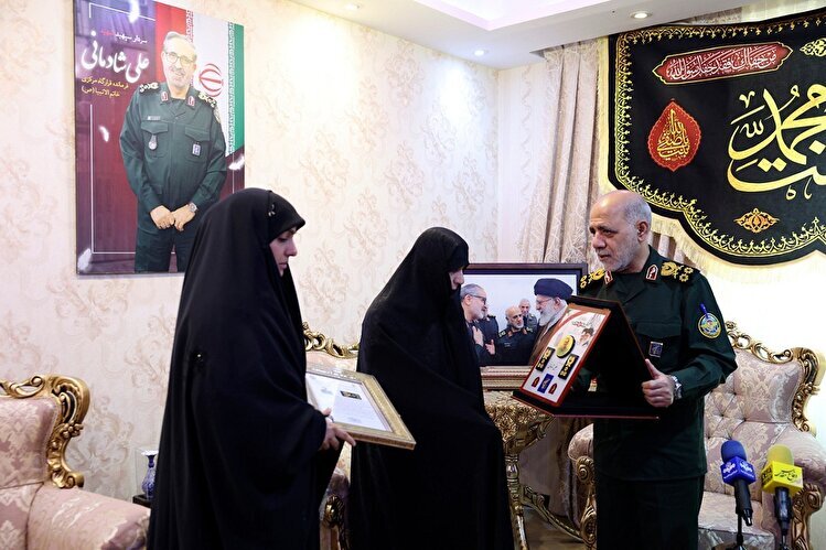 *** اعطای درجه سپهبدی به شهید علی شادمانی *** اعطای درجه سپهبدی به شهید علی شادمانی