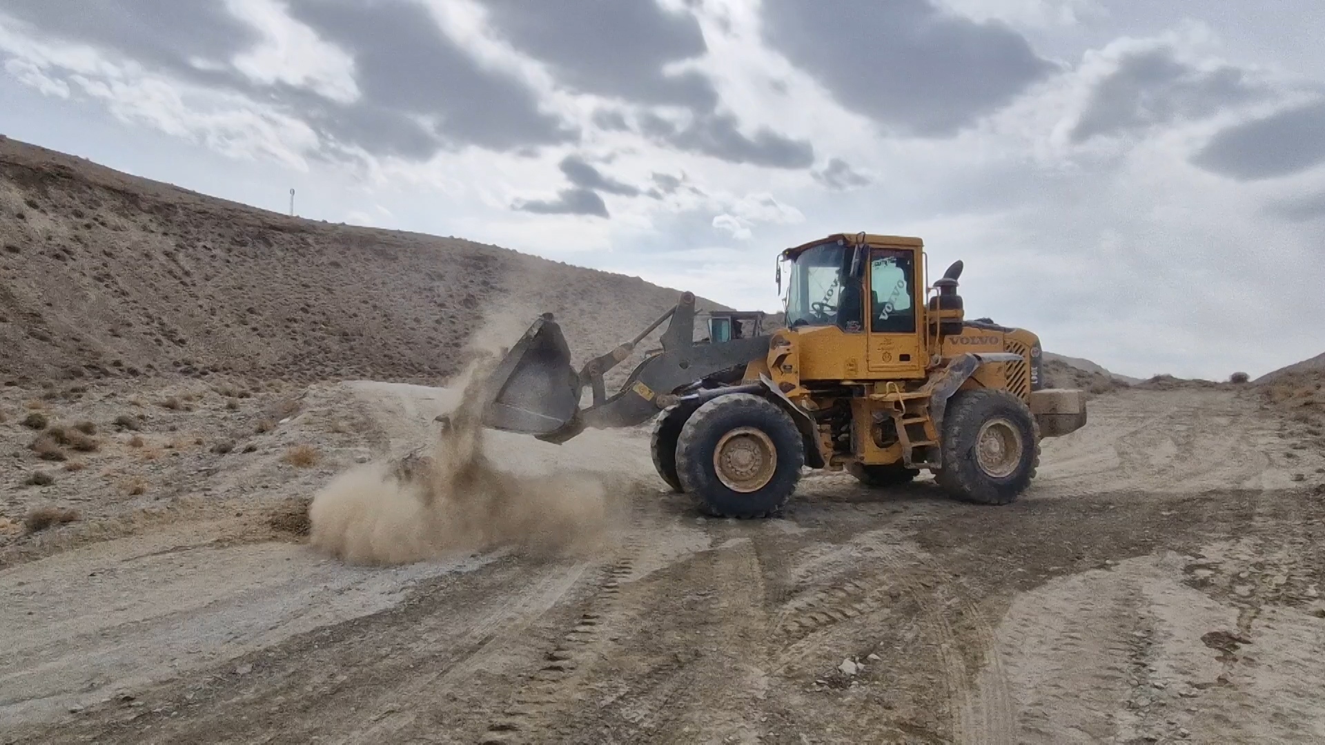 آغاز عملیات زیرسازی و ترمیم جاده ایزدخواست به حنا آغاز عملیات زیرسازی و ترمیم جاده ایزدخواست به حنا