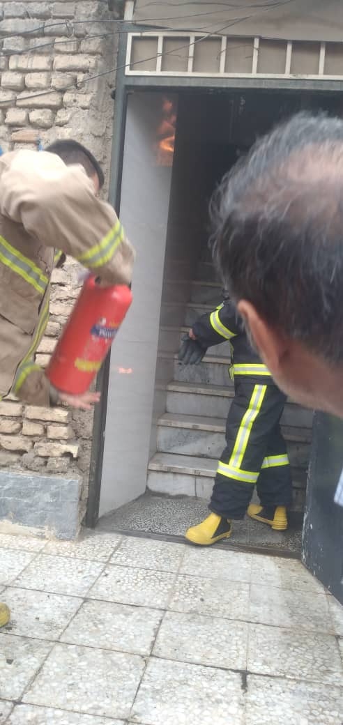 نجات جان زن محبوس در میان شعله‌های دود واتش توسط آتش نشانان شوش