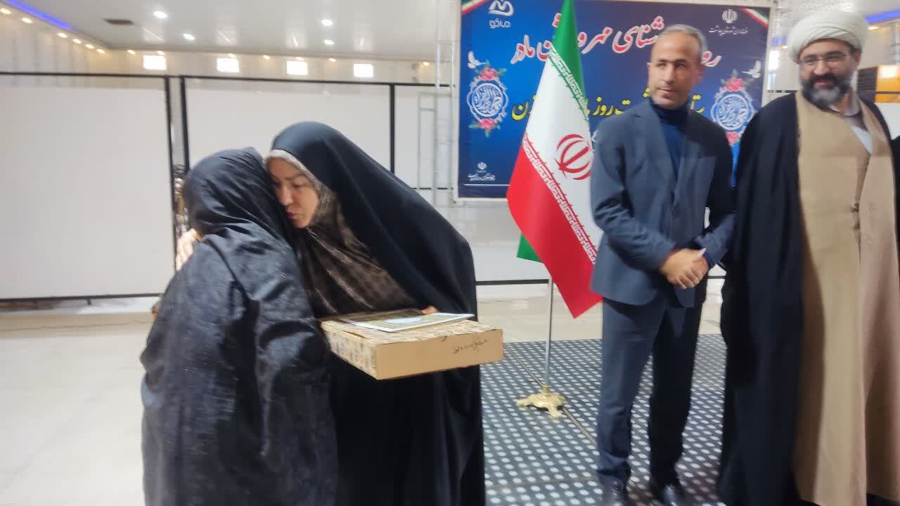 تجلیل از مادران و همسران شهدا در پلدشت تجلیل از مادران و همسران شهدا در پلدشت