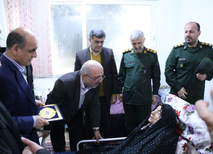 دیدار استاندار با مادر دو شهید در آستانه اشرفیه دیدار استاندار با مادر دو شهید در آستانه اشرفیه