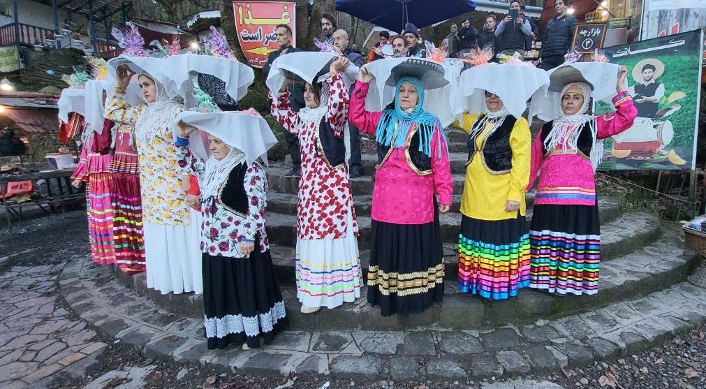 اجرای آئین سنتی مجمع بران برای کمک به خانواده‌های نیازمند در فومن