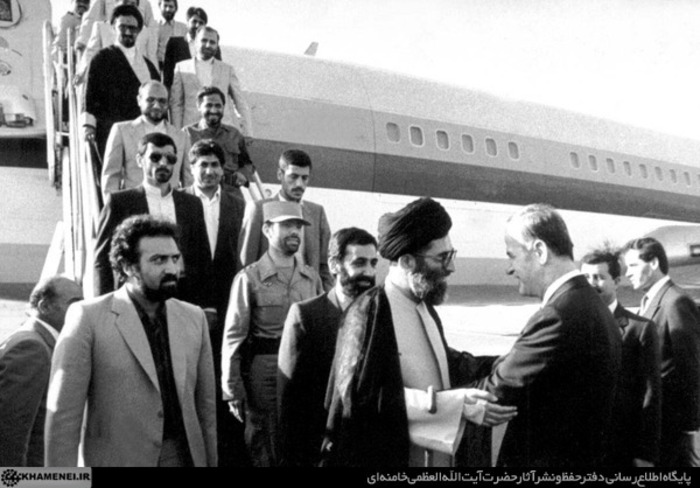 استقبالِ آقای حافظ اسد از حضرت آیت‌الله خامنه‌ای و هیات همراه در فرودگاه دمشق