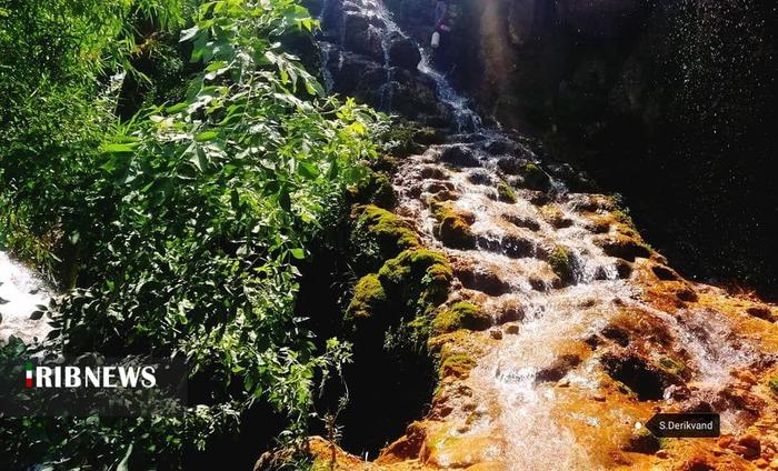 آبشار چم چیت (آبشار آب گرمه )

عکس: سعیده دریکوند