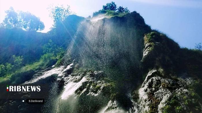 آبشار چم چیت (آبشار آب گرمه )

عکس: سعیده دریکوند